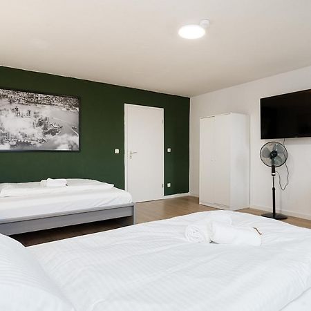 Einfach Aber Sehr Komfortabel - Wohnung Fuer 6 Personen - 2Xwc - Grupen, Messe, Monteure, Studenten - Voll Ausgestattet - 6 Betten 140X200Cm Hochwertig, 3 Smart-Tv 55 Zoll Netflix, 1000 Mbit Wlan, Voll Ausgestattete Kueche Duisburg Exteriör bild