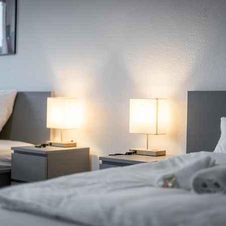 Einfach Aber Sehr Komfortabel - Wohnung Fuer 6 Personen - 2Xwc - Grupen, Messe, Monteure, Studenten - Voll Ausgestattet - 6 Betten 140X200Cm Hochwertig, 3 Smart-Tv 55 Zoll Netflix, 1000 Mbit Wlan, Voll Ausgestattete Kueche Duisburg Exteriör bild