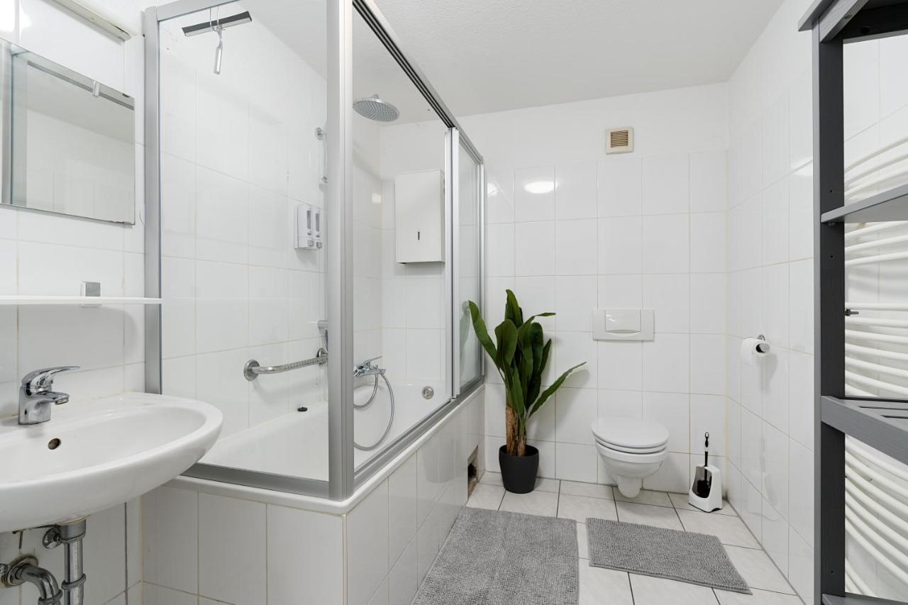 Einfach Aber Sehr Komfortabel - Wohnung Fuer 6 Personen - 2Xwc - Grupen, Messe, Monteure, Studenten - Voll Ausgestattet - 6 Betten 140X200Cm Hochwertig, 3 Smart-Tv 55 Zoll Netflix, 1000 Mbit Wlan, Voll Ausgestattete Kueche Duisburg Exteriör bild