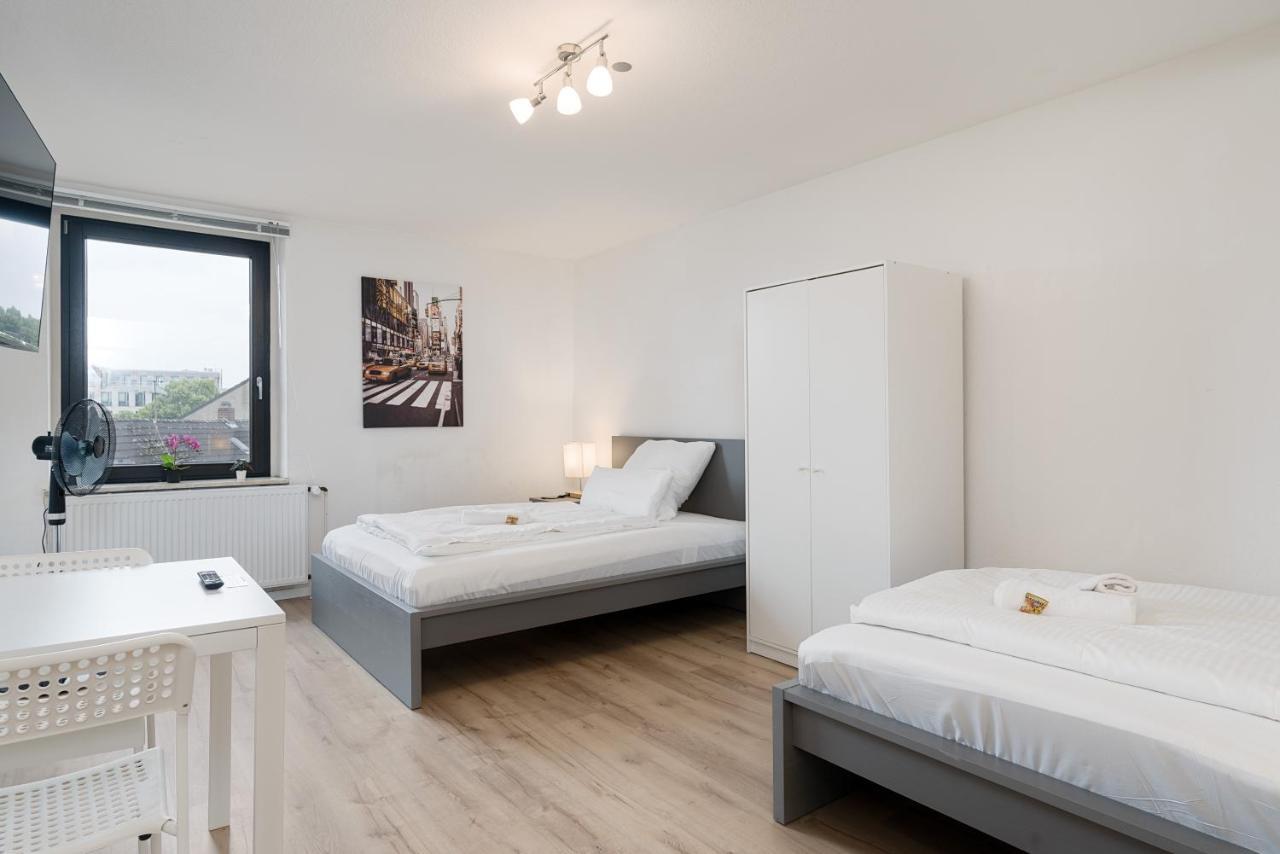 Einfach Aber Sehr Komfortabel - Wohnung Fuer 6 Personen - 2Xwc - Grupen, Messe, Monteure, Studenten - Voll Ausgestattet - 6 Betten 140X200Cm Hochwertig, 3 Smart-Tv 55 Zoll Netflix, 1000 Mbit Wlan, Voll Ausgestattete Kueche Duisburg Exteriör bild