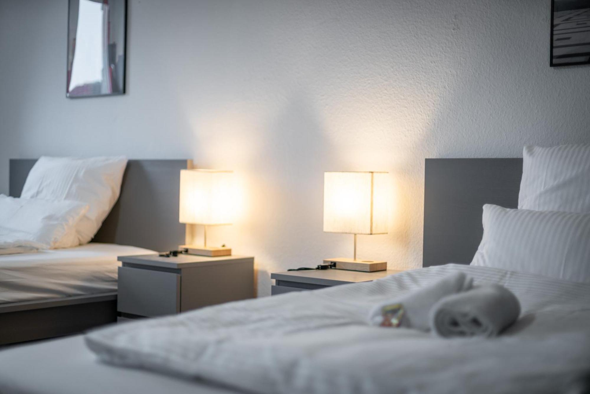 Einfach Aber Sehr Komfortabel - Wohnung Fuer 6 Personen - 2Xwc - Grupen, Messe, Monteure, Studenten - Voll Ausgestattet - 6 Betten 140X200Cm Hochwertig, 3 Smart-Tv 55 Zoll Netflix, 1000 Mbit Wlan, Voll Ausgestattete Kueche Duisburg Exteriör bild